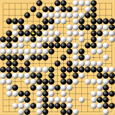 【ネット囲碁オープン終局図　黒：依田紀基九段　白：井山裕太名人　白2目半勝ち】 