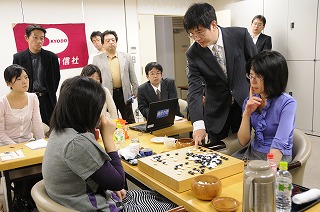 女流本因坊戦第4局、立会いの王立誠九段の検討を聞く両対局者