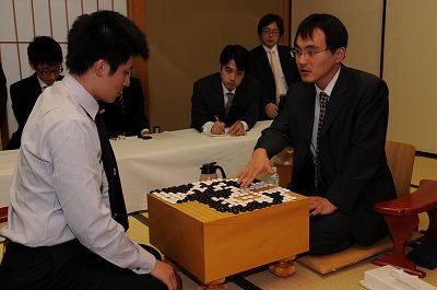 坂井秀至七段が勝って1勝1敗のタイ