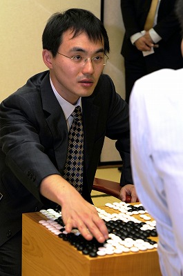 挑戦手合初勝利をあげた坂井秀至七段