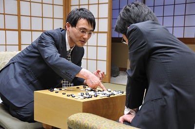 坂井（左）が山下を下し、碁聖初挑戦を決める