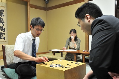 三谷哲也六段が先勝