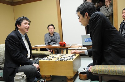 通算900勝を達成した王銘エン九段（左）