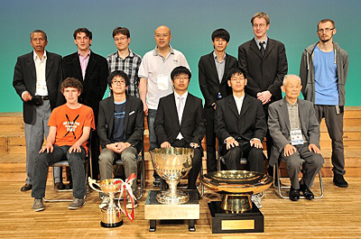 優勝した中国の白選手（前列中央）と入賞者・表彰者