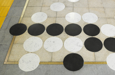 改札口付近の床に設置された囲碁モザイクアート