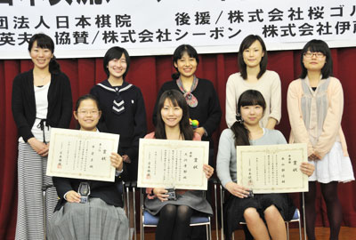 後列左から鈴木幸子さん、谷麻衣子さん、須藤真理子さん、小田彩子さん、大島玲奈さん、前列左から牛栄子さん、大沢摩耶さん、西山静佳さん