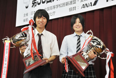 男子優勝の大谷さん（左）と女子優勝の堀本さん