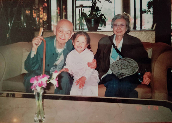 Nyu Eiko as a little girl with Go Seigen and his wife (Image credit: nihonkiin.or.jp)