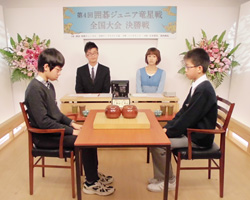 ジュニアは中学生名人の高嶋さん（左）が初優勝